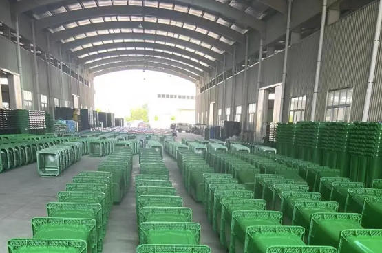 我公司一批240升塑料垃圾桶送往山東青島市市北區